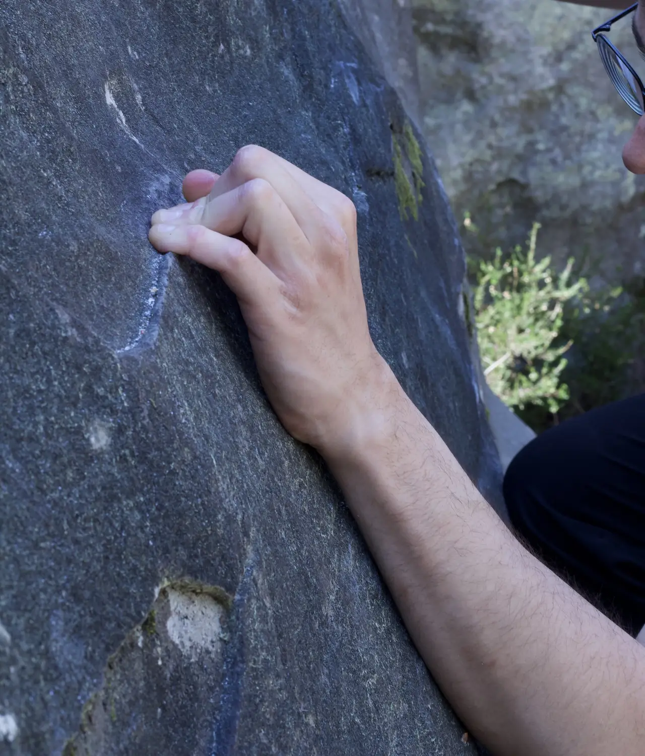 Grimpeur de bloc en extérieur sur crashpad à Tours