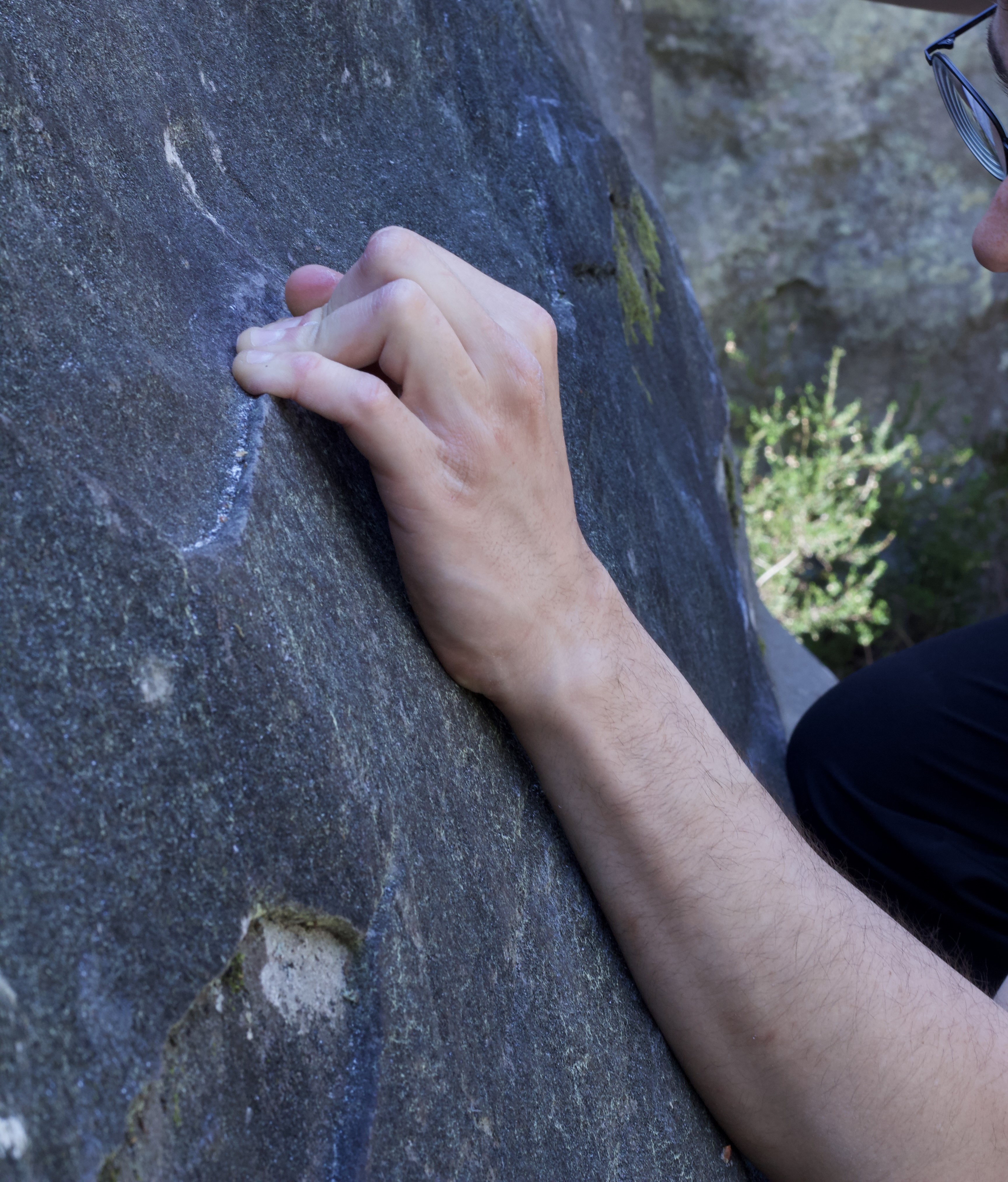 Grimpeur de bloc en extérieur sur crashpad à Tours